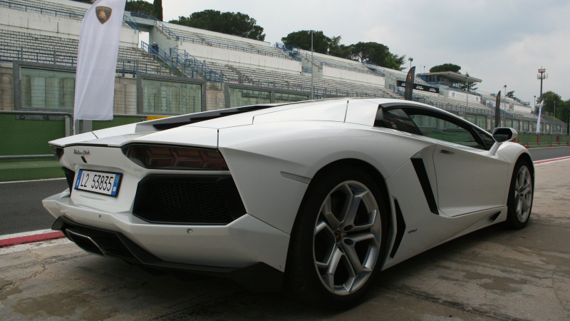 Illustration for article titled Lamborghini Aventador LP-700 at Vallelunga